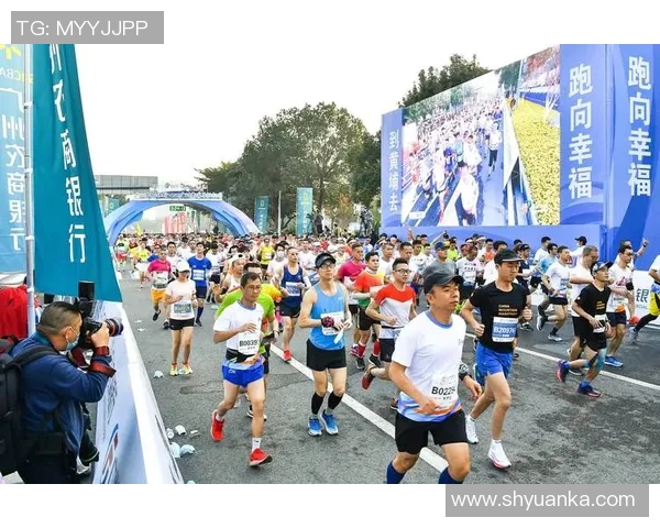 广州城市马拉松精彩点评:滑板队展现力量与激情的完美结合 广州城市马拉松精彩点评:滑板队展现力量与激情的完美结合